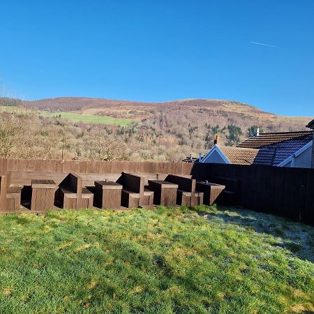 Flat 2, Modern Studio Apartment, Tynte Hotel, Mountain Ash Quakers Yard エクステリア 写真