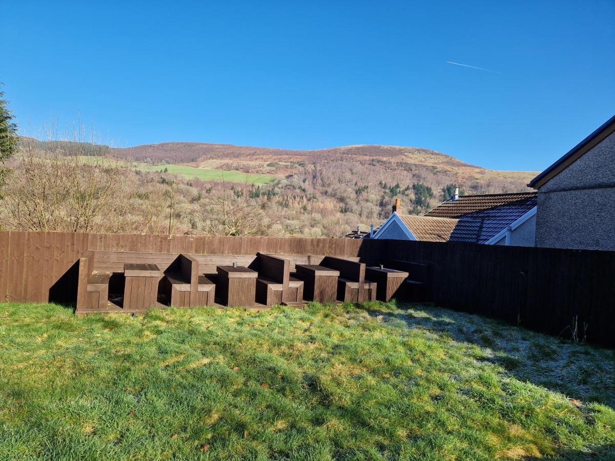 Flat 2, Modern Studio Apartment, Tynte Hotel, Mountain Ash Quakers Yard エクステリア 写真