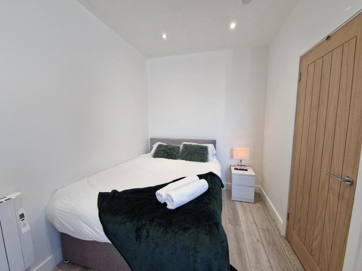Flat 2, Modern Studio Apartment, Tynte Hotel, Mountain Ash Quakers Yard エクステリア 写真