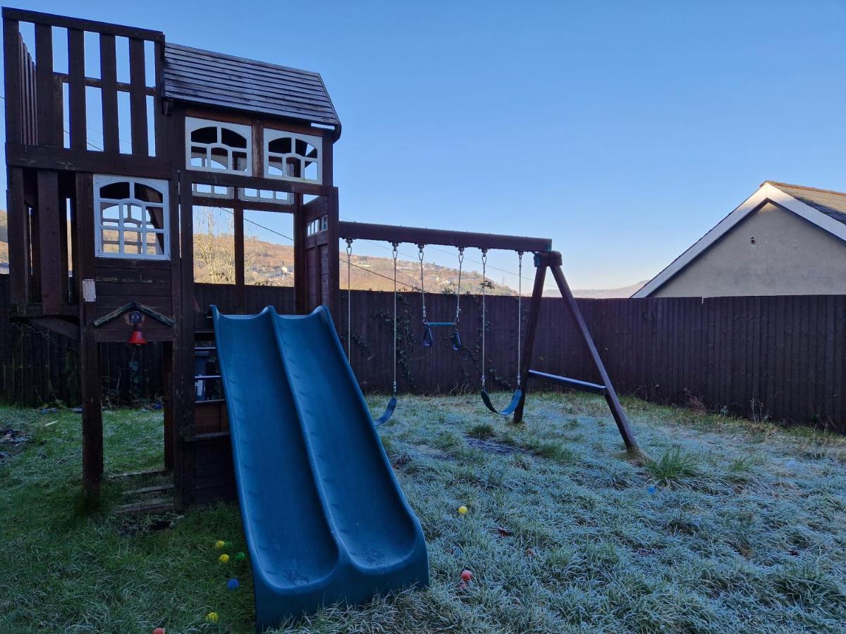 Flat 2, Modern Studio Apartment, Tynte Hotel, Mountain Ash Quakers Yard エクステリア 写真